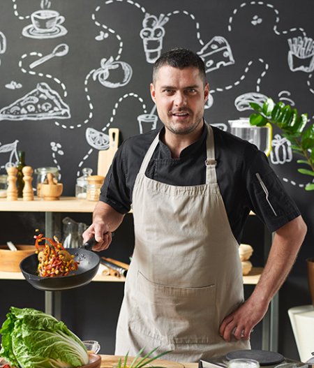 professional-chef-cooking-450x527